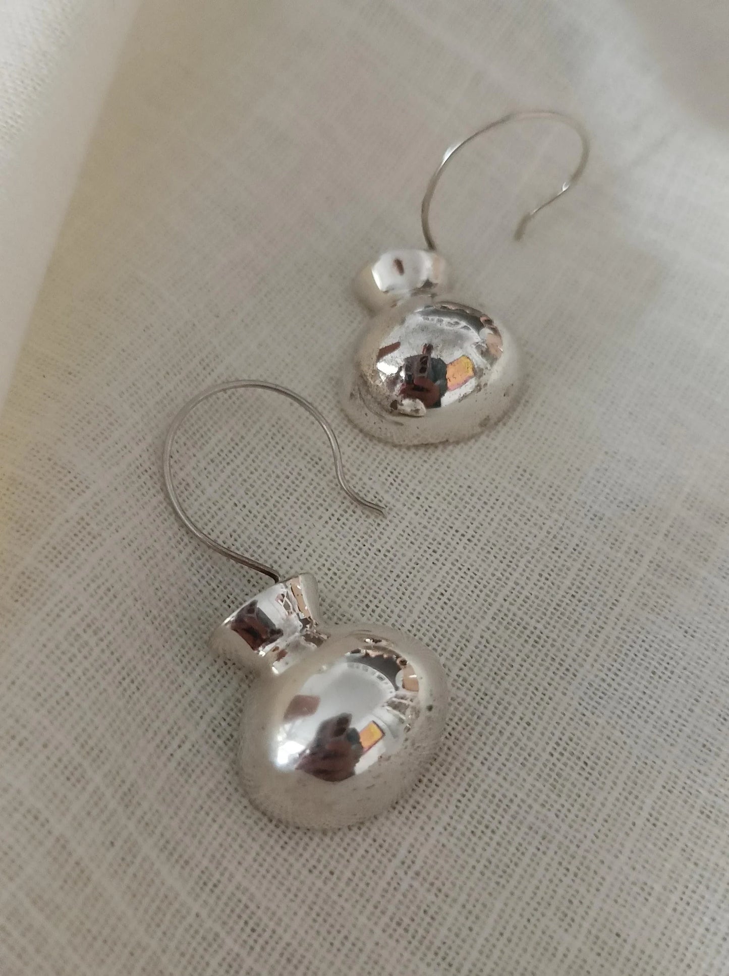 1/2 V-Bubble Form Earring